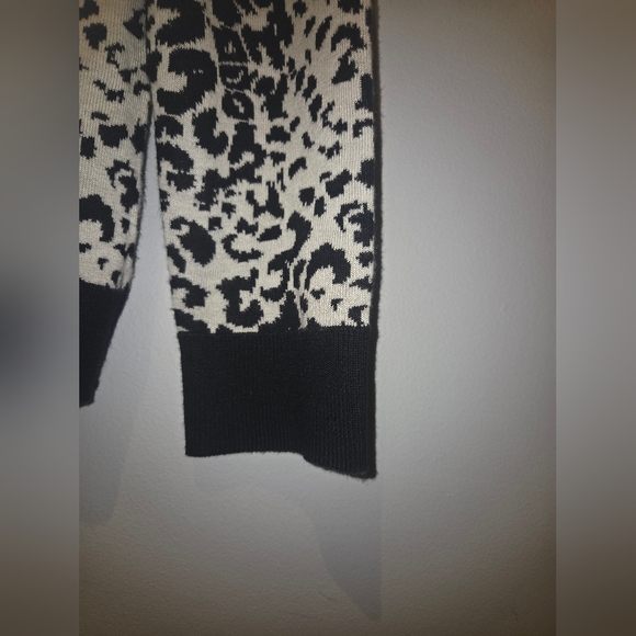 Calvin Klein Womems Animal Print Sweater. EUC Size M - Picture 6 of 8